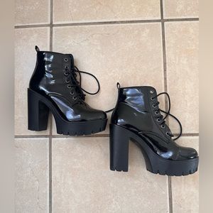 Black boots with heel size 7